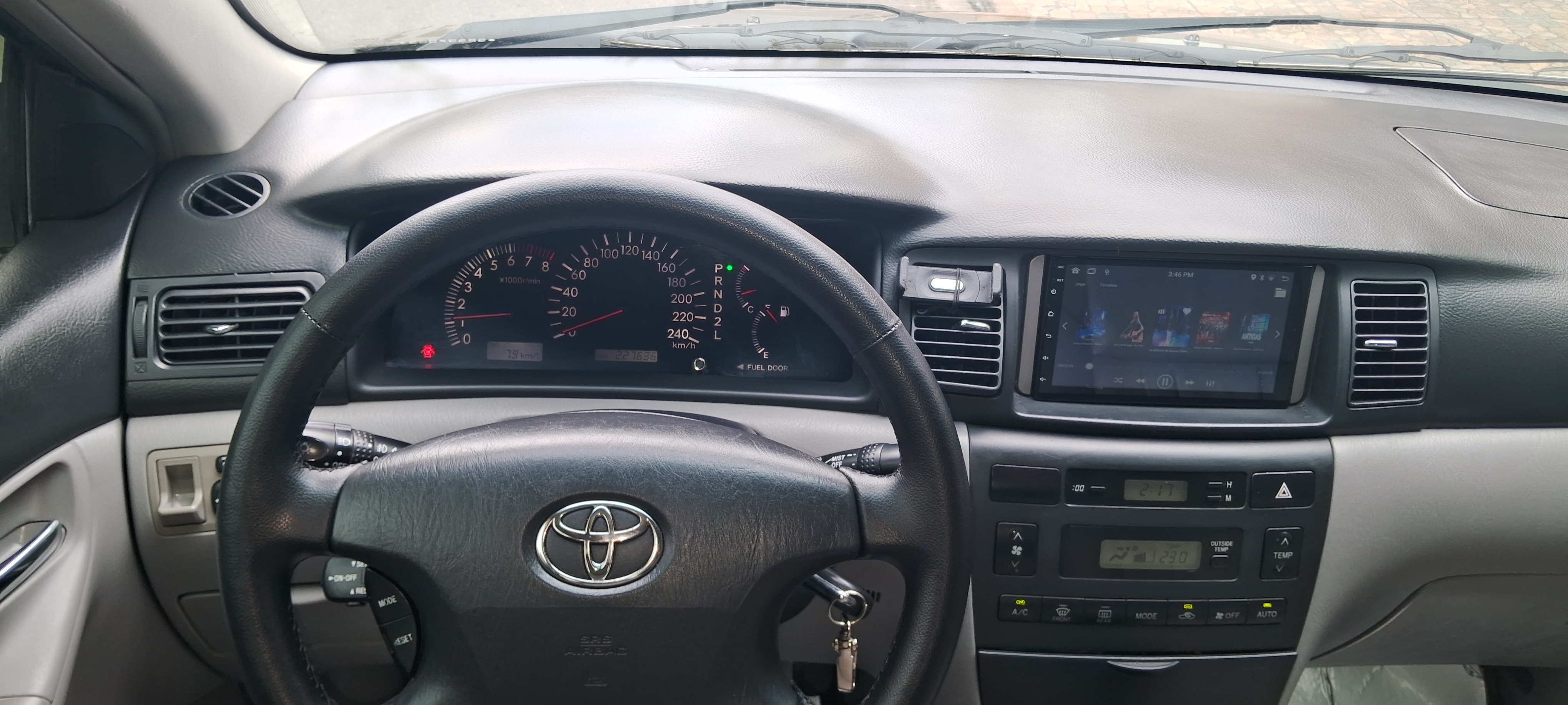 Toyota Corolla 2005 prateado - vista frontal
