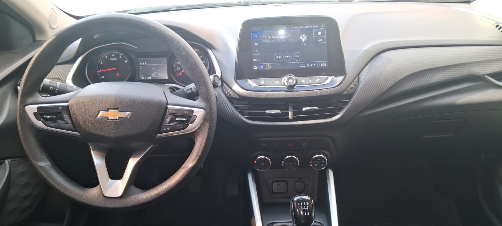 Chevrolet Onix 2024 prata - vista frontal