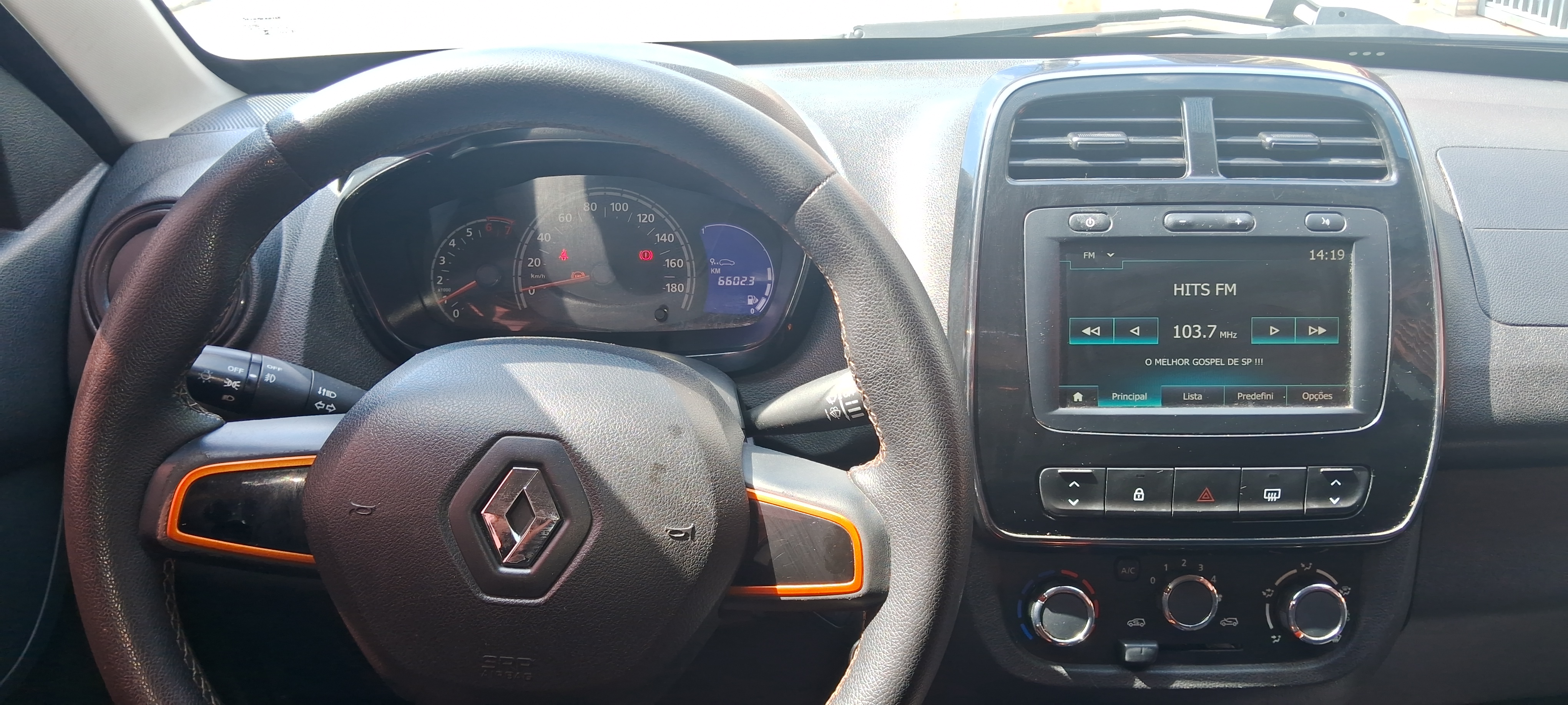 Renault Kwid 2019 branco - vista do painel com multimídia